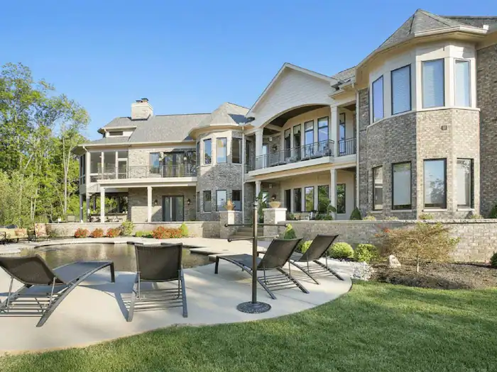 indian-hill-custom-home-backyard